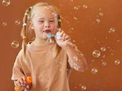 کودک مبتلا به اوتیسم را از جامعه پنهان نکنید